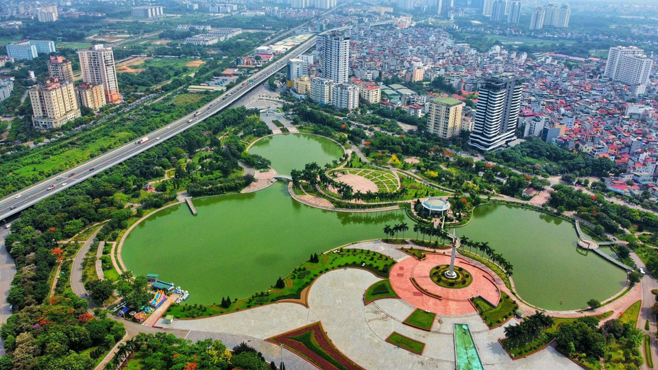 Hồ điều hòa trong Công viên Hòa Bình, quận Nam Từ Liêm. (Ảnh: Huy Hùng/TTXVN)