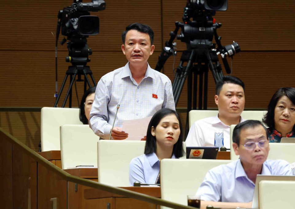 Đại biểu Quốc hội tỉnh Quảng Bình Trần Quang Minh chất vấn. (Ảnh: Phạm Kiên/TTXVN)