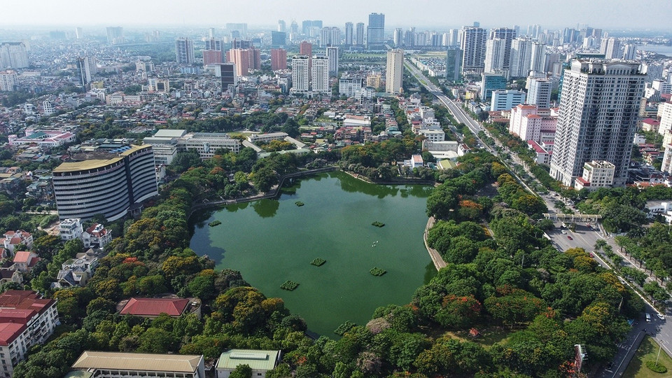 Hồ Nghĩa Tân nằm trong công viên Nghĩa Đô, quận Cầu Giấy. (Ảnh: Huy Hùng/ TTXVN)