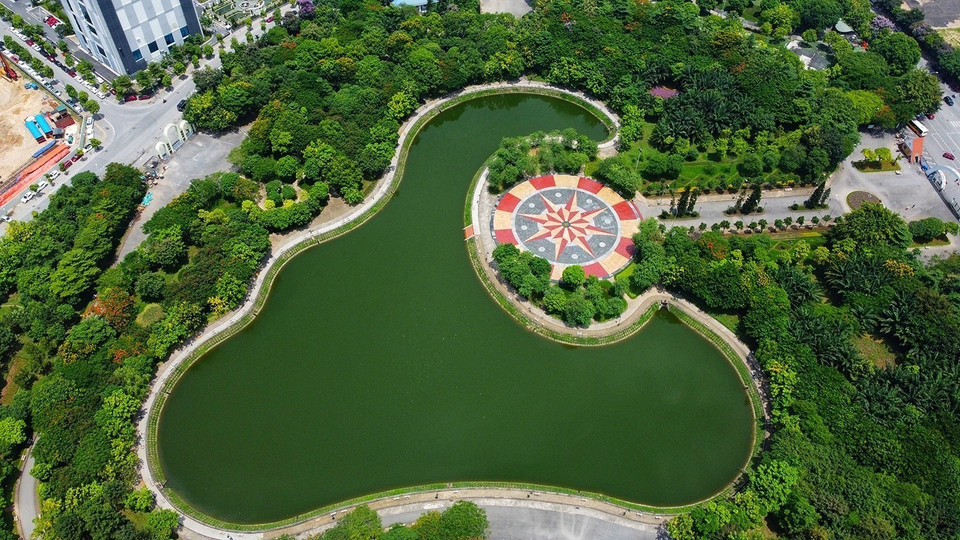 Công viên Cầu Giấy gây ấn tượng bởi không khí trong lành, yên bình và không gian xanh tươi, thoáng mát. (Ảnh: Huy Hùng/TTXVN)