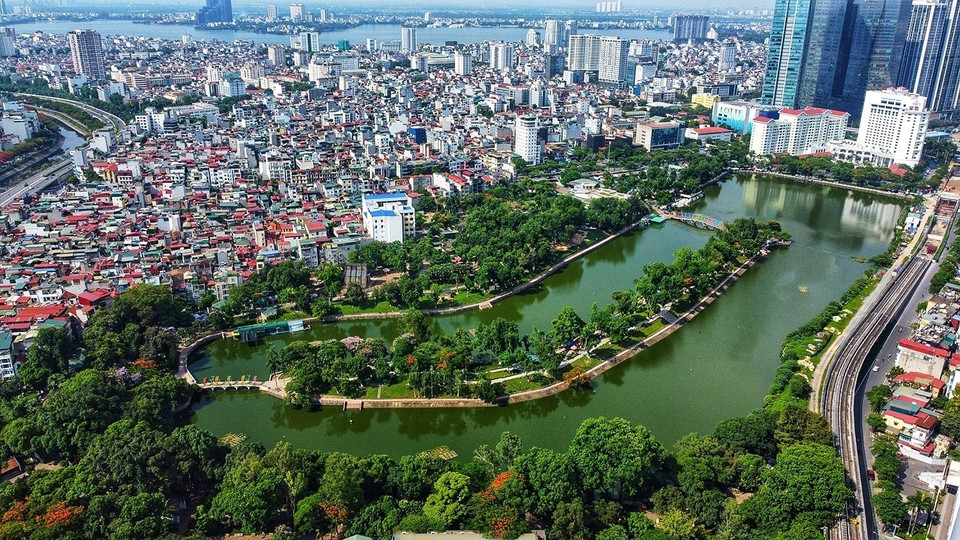 Công viên Thủ Lệ với hồ nước và không gian xanh mát mang đến môi trường sống trong lành và cảnh quan hiện đại. (Ảnh: Huy Hùng/TTXVN)