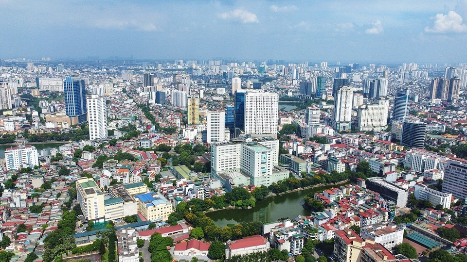 Hồ Láng nằm trong khu dân cư đông đúc. (Ảnh: Huy Hùng/TTXVN)