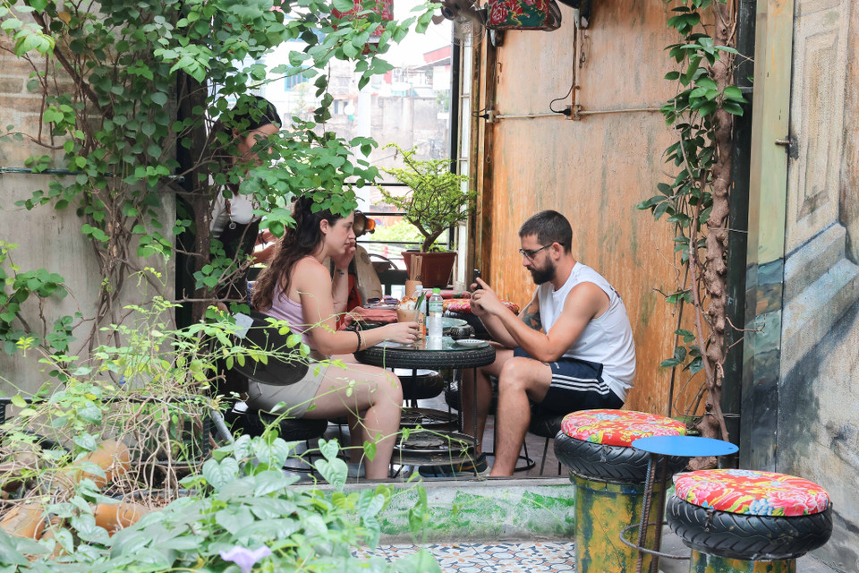 Không gian xanh của cây cối và những chiếc bàn, ghế làm từ lốp xe là điểm độc đáo, hút khách đến quán càphê. (Ảnh: Hoàng Hiếu/TTXVN)