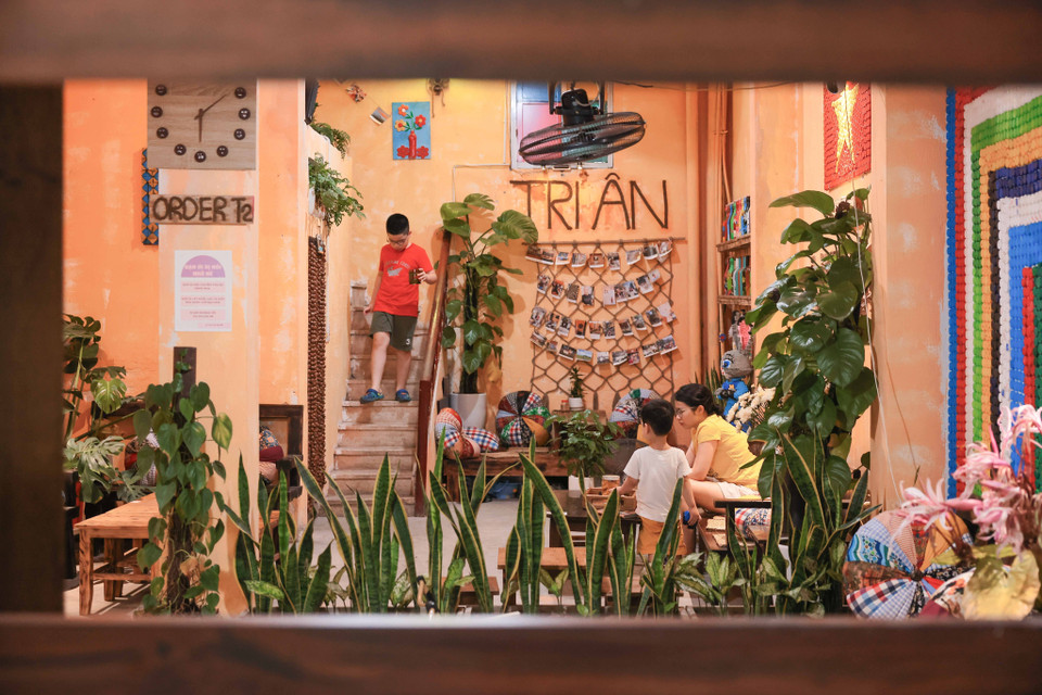 Không gian xanh với phần lớn đồ đạc được sử dụng là đồ cũ, tái chế tại quán cà phê trên phố Sơn Tây. (Ảnh: Hoàng Hiếu/TTXVN)