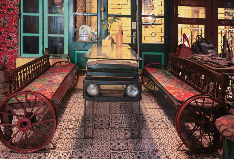 Bàn ghế đều được làm từ vật liệu đã cũ, hỏng là điểm đặc biệt của quán càphê tái chế trên phố Hàng Mắm. (Ảnh: Hoàng Hiếu/TTXVN)