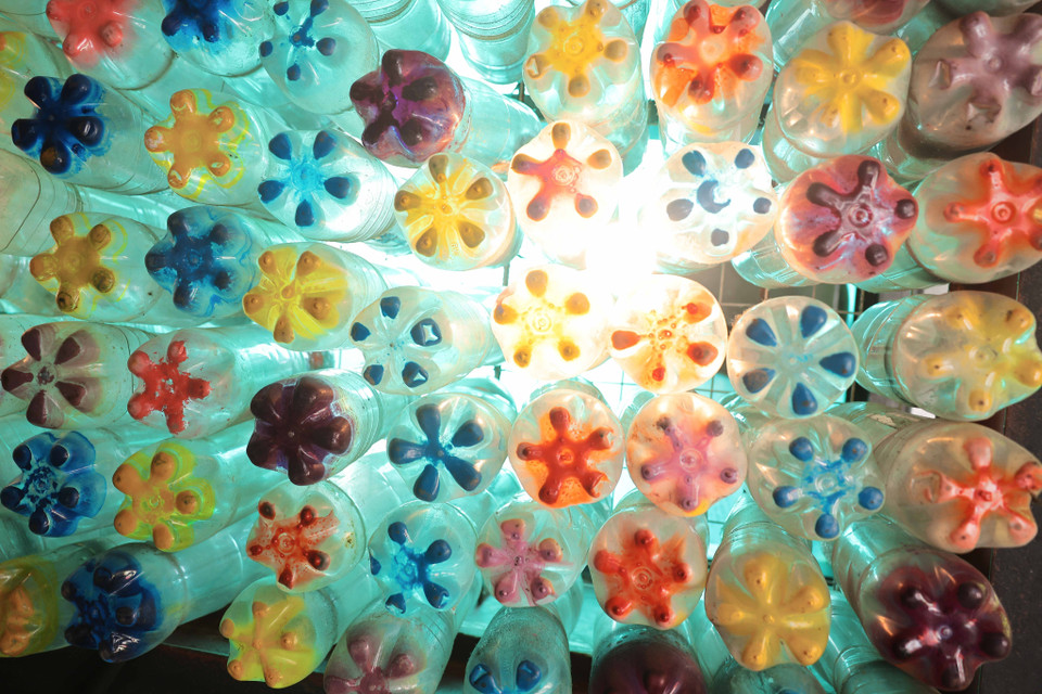 Vỏ chai nhựa đã qua sử dụng được bố trí, tận dụng làm hệ thống đèn trần đẹp mắt. (Ảnh: Hoàng Hiếu/TTXVN)