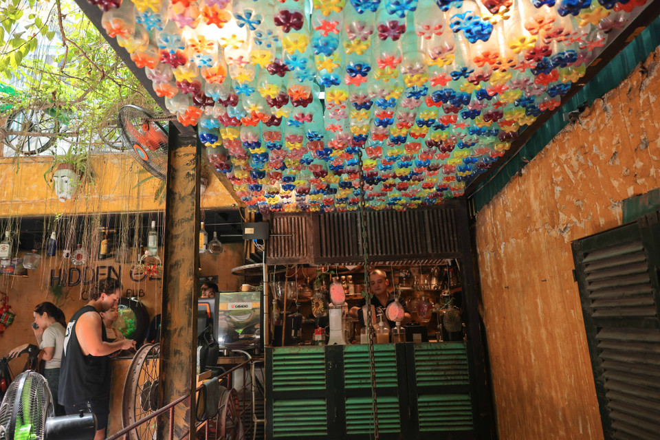 Những chai nhựa được bố trí, tận dụng làm hệ thống trần chiếu sáng đẹp mắt. (Ảnh: Hoàng Hiếu/TTXVN)