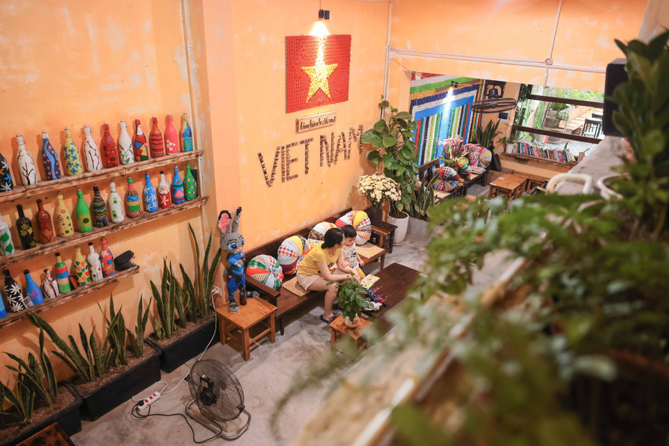 Không gian xanh của cây với phần lớn đồ đạc được sử dụng là đồ tái chế tại quán càphê trên phố Sơn Tây. (Ảnh: Hoàng Hiếu/TTXVN)