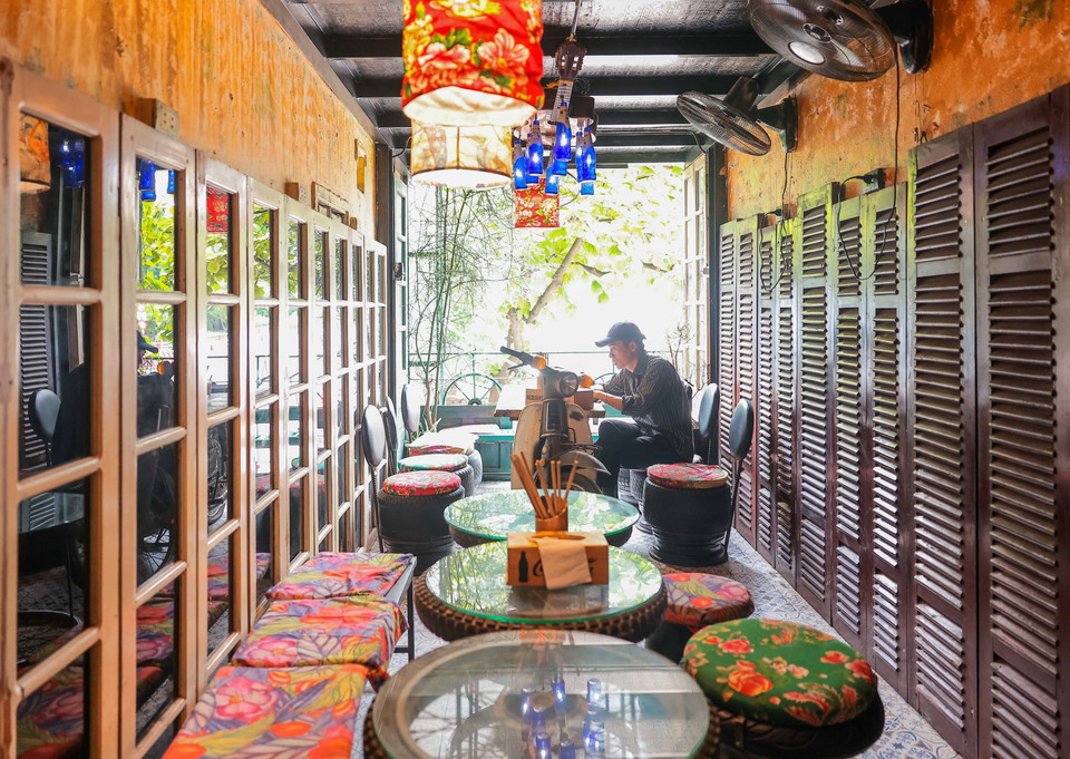 Đồ trang trí, vách tường, bàn, ghế .... đều là những đồ vật đã cũ, hỏng, được quán cà phê tái sử dụng, mang lại ấn tượng cho khách hàng. (Ảnh: Hoàng Hiếu/TTXVN)