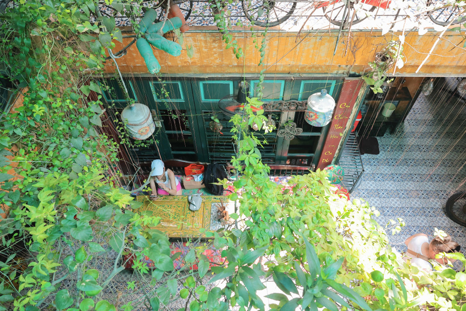 Khoảng không xanh muớt với nhiều loại cây và vật liệu cũ tái sử dụng tại quán càphê phố Hàng Mắm. (Ảnh: Hoàng Hiếu/TTXVN)