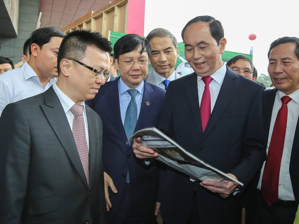Chủ tịch nước Trần Đại Quang thăm gian trưng bày của TTXVN tại Hội báo toàn quốc. (Ảnh: Lê Minh Sơn/Vietnam+)