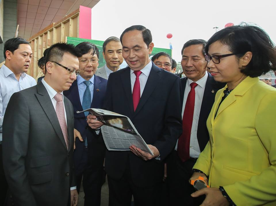 Chủ tịch nước Trần Đại Quang thăm gian trưng bày của TTXVN tại Hội báo toàn quốc. (Ảnh: Lê Minh Sơn/Vietnam+)