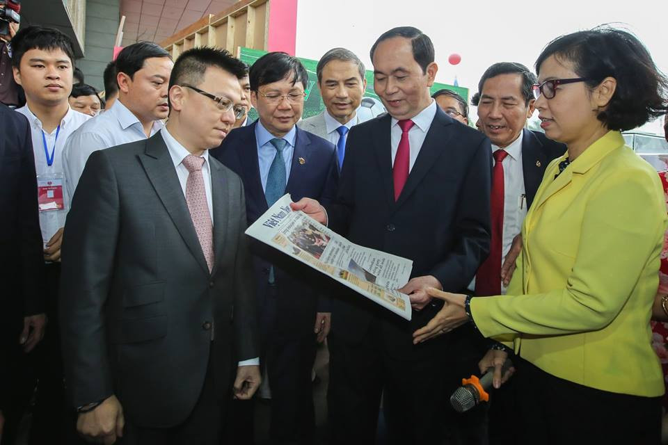Chủ tịch nước Trần Đại Quang thăm gian trưng bày của TTXVN tại Hội báo toàn quốc. (Ảnh: Lê Minh Sơn/Vietnam+)