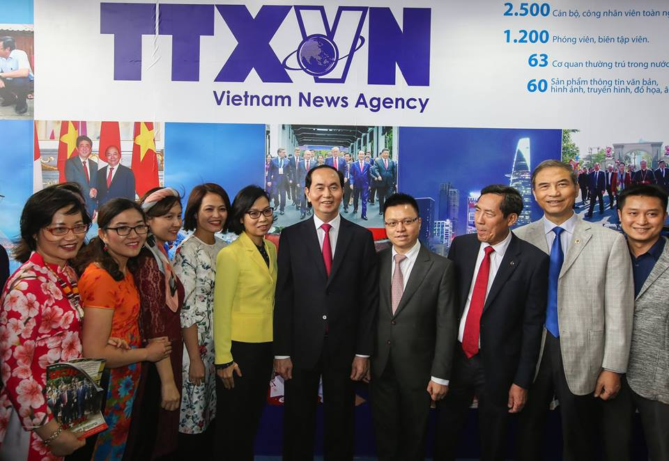 Chủ tịch nước Trần Đại Quang thăm gian trưng bày của TTXVN tại Hội báo toàn quốc. (Ảnh: Lê Minh Sơn/Vietnam+)