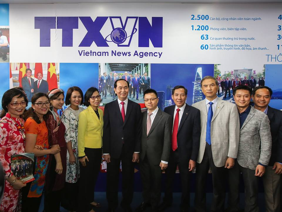 Chủ tịch nước Trần Đại Quang với các đồng chí lãnh đạo, phóng viên, biên tập viên của Thông tấn xã Việt Nam tại Hội báo toàn quốc năm 2018. (Ảnh: Lê Minh Sơn/Vietnam+)