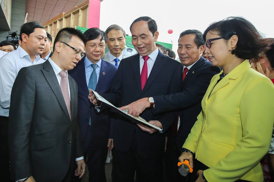 Chủ tịch nước Trần Đại Quang thăm gian trưng bày của TTXVN tại Hội báo toàn quốc. (Ảnh: Lê Minh Sơn/Vietnam+)