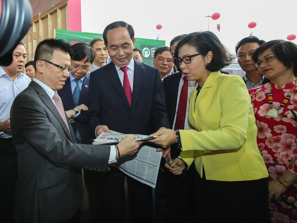 Chủ tịch nước Trần Đại Quang thăm gian trưng bày của TTXVN tại Hội báo toàn quốc. (Ảnh: Lê Minh Sơn/Vietnam+)