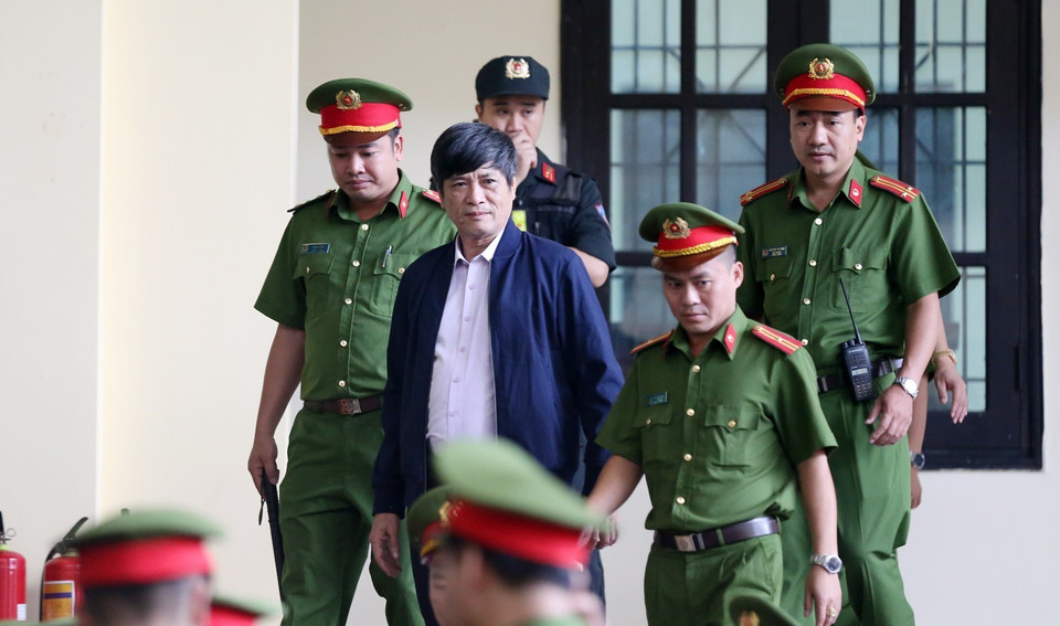 Bị cáo Nguyễn Thanh Hóa, nguyên Cục trưởng Cục Cảnh sát Phòng chống tội phạm sử dụng công nghệ cao được dẫn giải vào phòng chờ xét xử. (Ảnh: Trung Kiên/TTXVN)