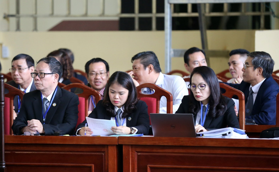 Các luật sư tham gia bào chữa tại phiên tòa. (Ảnh: Trung Kiên/TTXVN)