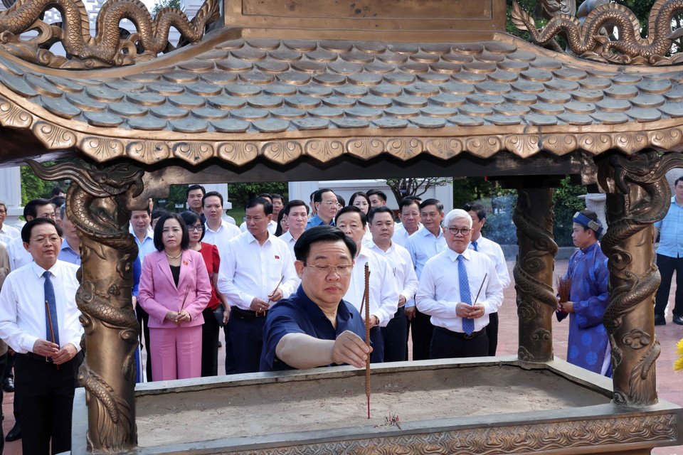 Chủ tịch Quốc hội Vương Đình Huệ dâng hương tại Đền thờ Tây Sơn Tam Kiệt ở thị trấn Phú Phong, huyện Tây Sơn. (Ảnh: Nhan Sáng/TTXVN)