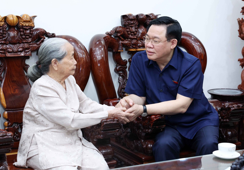 Chủ tịch Quốc hội Vương Đình Huệ thăm, tặng quà Mẹ Việt Nam Anh hùng Lê Thị Khương tại phường Lê Hồng Phong, thành phố Quy Nhơn. (Ảnh: Nhan Sáng/TTXVN)