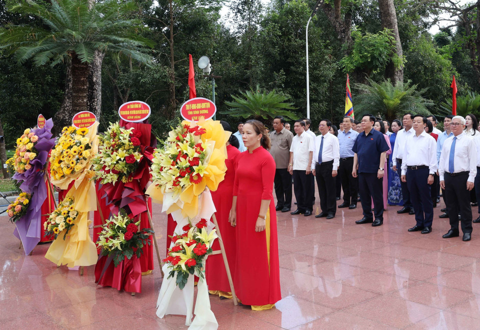 Cũng trong chuyến thăm và làm việc tại tỉnh Bình Định (3-4/3/2024), Chủ tịch Quốc hội Vương Đình Huệ dâng hương tại Khu Di tích Lịch sử Quốc gia Đặc biệt Đền thờ Tây Sơn Tam Kiệt ở thị trấn Phú Phong, huyện Tây Sơn; đến thăm, tặng quà hai gia đình chính sách tại thành phố Quy Nhơn. (Ảnh: Nhan Sáng/TTXVN)