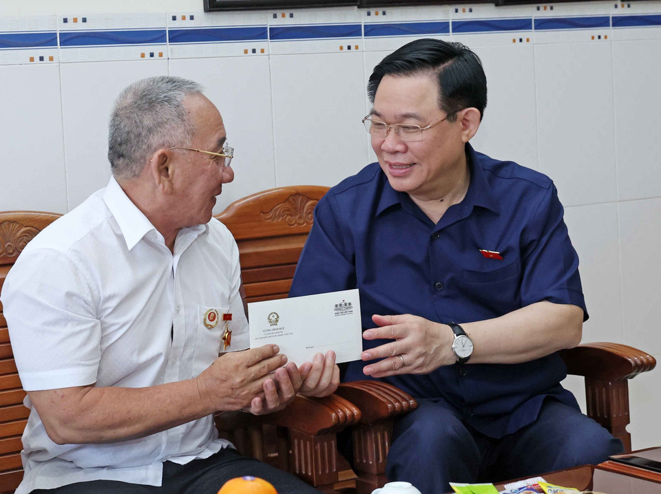 Chủ tịch Quốc hội Vương Đình Huệ thăm, tặng quà thương binh Đinh Dương Hải tại phường Ghềnh Ráng, thành phố Quy Nhơn. (Ảnh: Nhan Sáng/TTXVN)