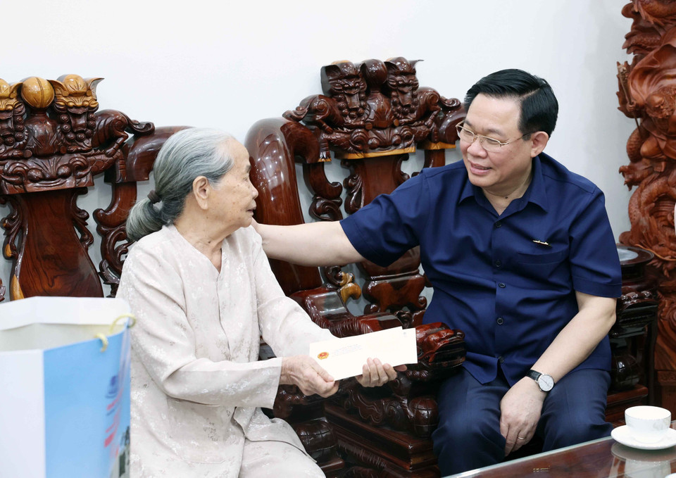 Chủ tịch Quốc hội Vương Đình Huệ thăm, tặng quà Mẹ Việt Nam Anh hùng Lê Thị Khương tại phường Lê Hồng Phong, thành phố Quy Nhơn. (Ảnh: Nhan Sáng/TTXVN)