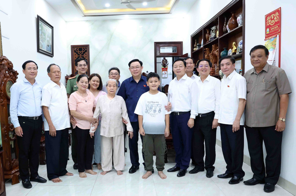 Chủ tịch Quốc hội Vương Đình Huệ thăm gia đình Mẹ Việt Nam Anh hùng Lê Thị Khương tại phường Lê Hồng Phong, thành phố Quy Nhơn. (Ảnh: Nhan Sáng/TTXVN)