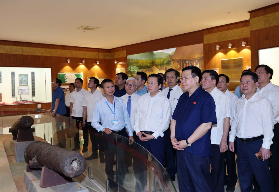Chủ tịch Quốc hội Vương Đình Huệ tham quan Bảo tàng Quang Trung tại Khu Di tích Lịch sử Quốc gia Đặc biệt Đền thờ Tây Sơn Tam Kiệt ở thị trấn Phú Phong, huyện Tây Sơn. (Ảnh: Nhan Sáng/TTXVN)