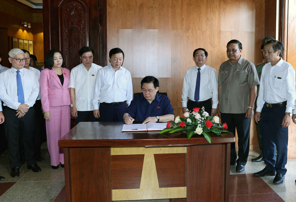 Chủ tịch Quốc hội Vương Đình Huệ viết lưu bút tại Bảo tàng Quang Trung ở Khu Di tích Lịch sử Quốc gia đặc biệt Đền thờ Tây Sơn Tam Kiệt, thị trấn Phú Phong, huyện Tây Sơn. (Ảnh: Nhan Sáng/TTXVN)