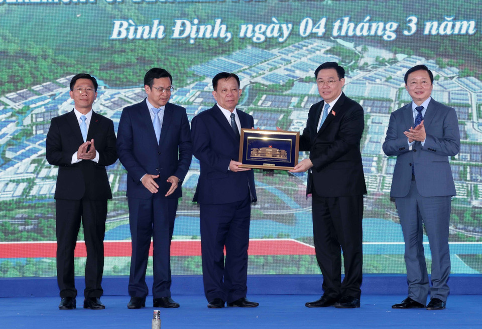 Chủ tịch Quốc hội Vương Đình Huệ và Phó Thủ tướng Trần Hồng Hà tặng quà chúc mừng các nhà đầu tư. (Ảnh: Nhan Sáng/TTXVN)