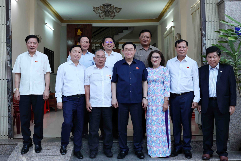 Chủ tịch Quốc hội Vương Đình Huệ và Phó Thủ tướng Trần Hồng Hà thăm gia đình thương binh Đinh Dương Hải tại phường Ghềnh Ráng, thành phố Quy Nhơn. (Ảnh: Nhan Sáng/TTXVN)