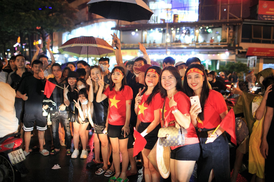 Cổ động viên ăn mừng chiến thắng của đội U23 Việt Nam trên đường Lê Đức Thọ (Hà Nội). (Ảnh: Phạm Tuấn Anh/TTXVN)