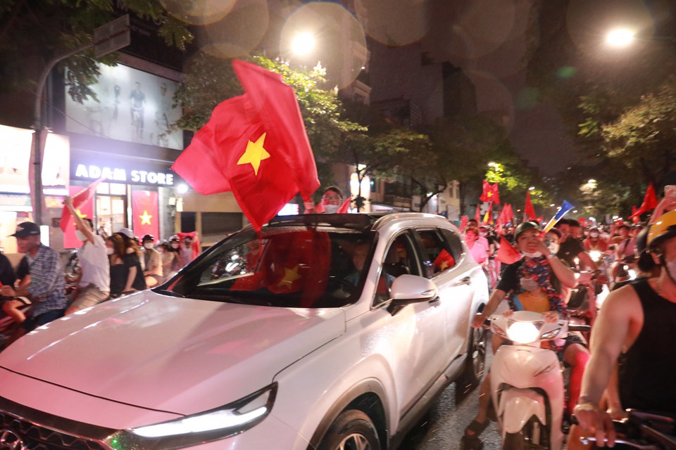 Người dân Thủ đô từ khắp mọi nơi đổ về khu vực trung tâm ăn mừng chiến thắng của U23 Việt Nam. (Ảnh: Hoàng Hiếu/TTXVN)