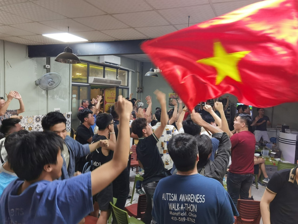 Người dân Thủ đô ăn mừng chiến thắng của U23 Việt Nam. (Ảnh: Thanh Tùng/TTXVN)