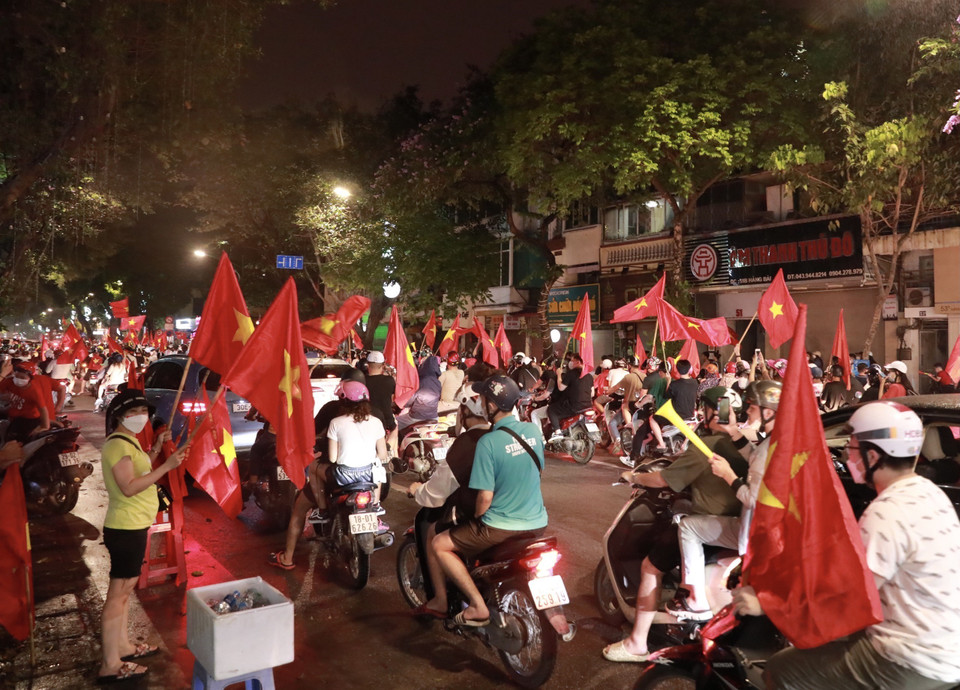 Người dân Thủ đô từ khắp mọi nơi đổ về khu vực trung tâm ăn mừng chiến thắng của U23 Việt Nam. (Ảnh: Hoàng Hiếu/TTXVN)