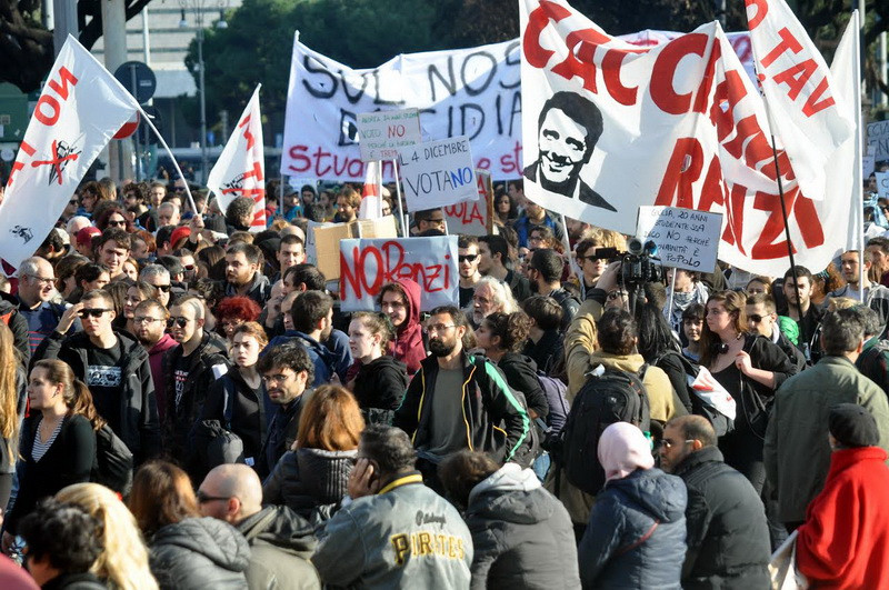 Chiều 27/11, hàng chục nghìn người phản đối cải cách đã xuống đường biểu tình ở thủ đô Rome của Italy, kêu gọi bỏ phiếu chống trong cuộc trưng cầu dân ý về cải cách hiến pháp dự kiến tổ chức vào ngày 4/12 tới. (Ảnh: Ngự Bình/Vietnam+)