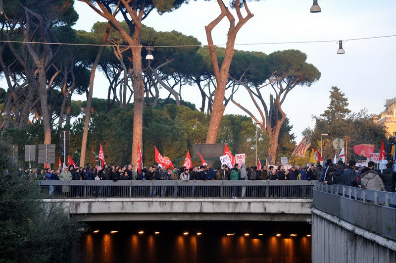 Đoàn biểu tình dừng lại trên 1 cầu vượt ở Rome. (Ảnh: Ngự Bình/Vietnam+)