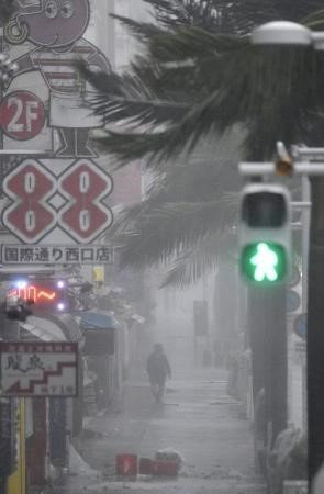 Thống kê cho thấy, ít nhất 17 người dân đảo Okinawa bị thương. Các hình ảnh phát trên truyền hình cho thấy nhiều cây bị gãy, đổ do gió giật mạnh trên một tuyến phố chính ở thủ phủ Naha. (Ảnh: Kyodo/TTXVN)