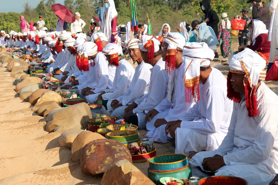 Nghi thức cúng trong Lễ tảo mộ của đồng bào Chăm ở Bình Thuận. (Ảnh: Nguyễn Thanh/TTXVN)