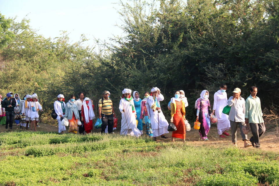Người dân phải đi bộ một đoạn đường xa mới đến được khu nghĩa trang của người Chăm. (Ảnh: Nguyễn Thanh/TTXVN)