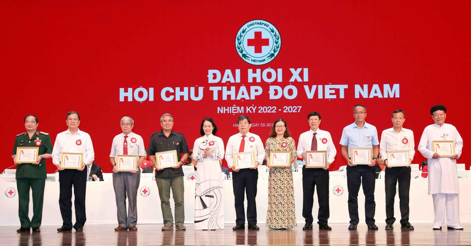 Tặng kỷ niệm chương cho các đại biểu. (Ảnh: Thanh Tùng/TTXVN)