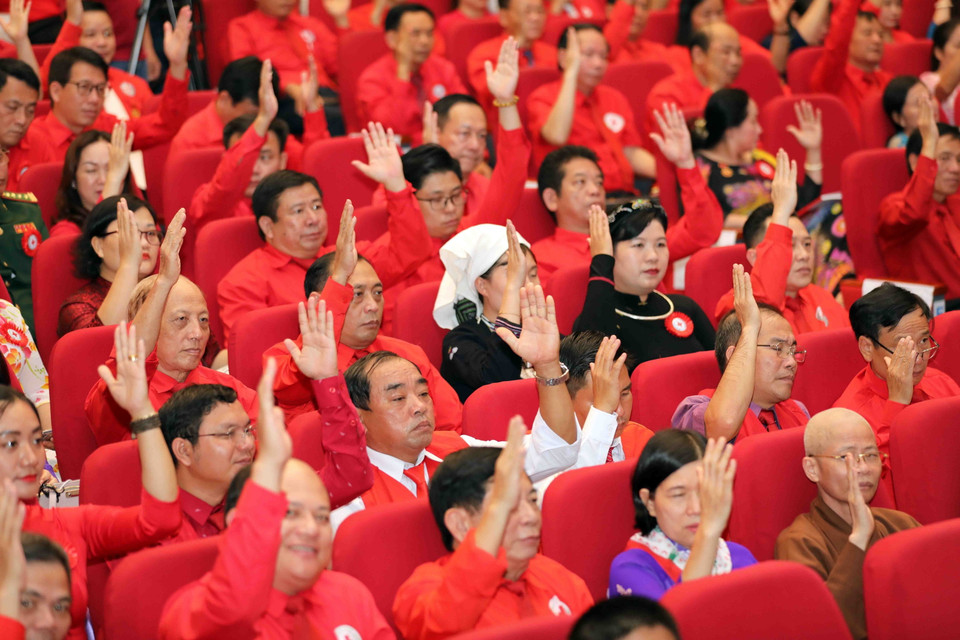 Đại biểu biểu quyết thông qua nhân sự ban chấp hành khóa mới. (Ảnh: Thanh Tùng/TTXVN)