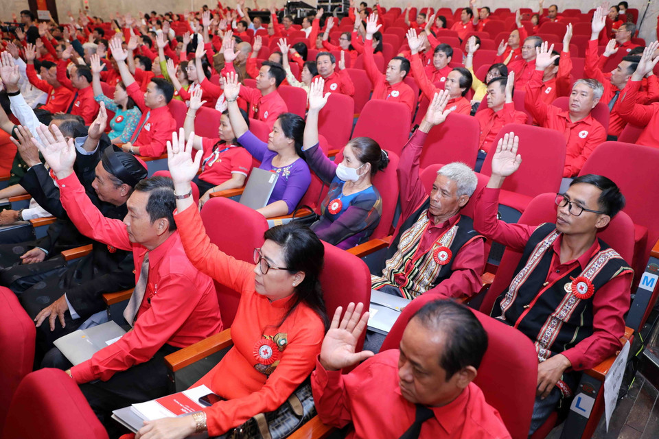 Đại biểu biểu quyết thông qua nhân sự ban chấp hành khóa mới. (Ảnh: Thanh Tùng/TTXVN)