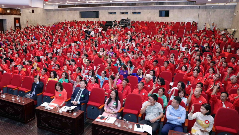 Đại biểu biểu quyết thông qua nhân sự ban chấp hành khóa mới. (Ảnh: Thanh Tùng/TTXVN)