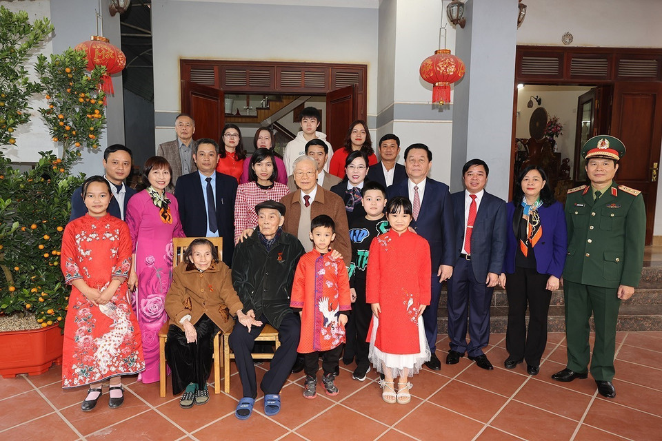 Tổng Bí thư Nguyễn Phú Trọng với gia đình ông Nguyễn Trung Lựu. (Ảnh: Trí Dũng/TTXVN)