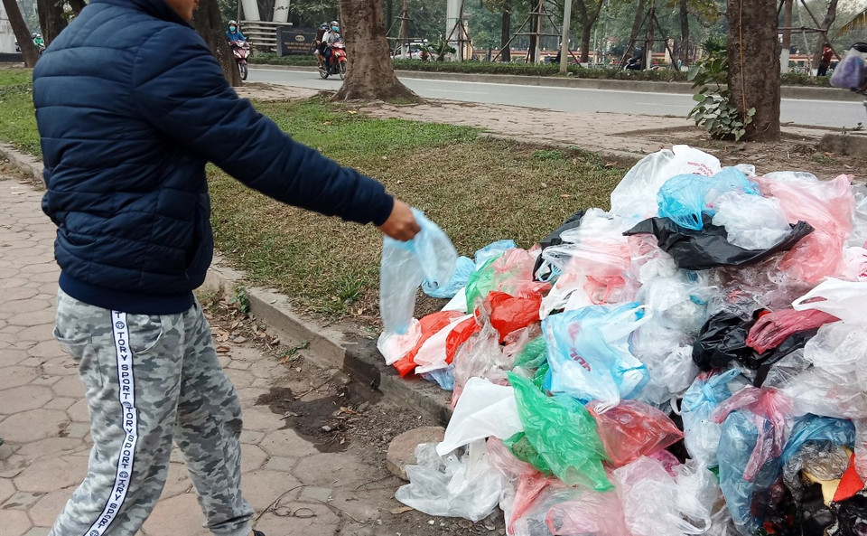 Không còn cảnh "phóng sinh phóng luôn cả túi nilon" trong ngày tiễn Táo quân về trời. (Ảnh: Hùng Võ/Vietnam+)