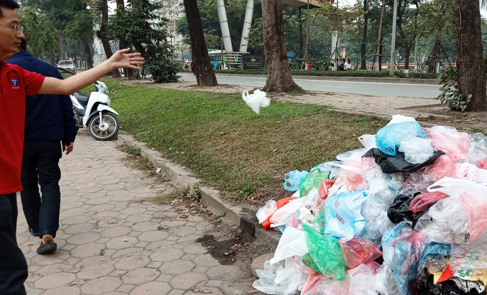Không còn cảnh "phóng sinh phóng luôn cả túi nilon" trong ngày tiễn Táo quân về trời. (Ảnh: Hùng Võ/Vietnam+)