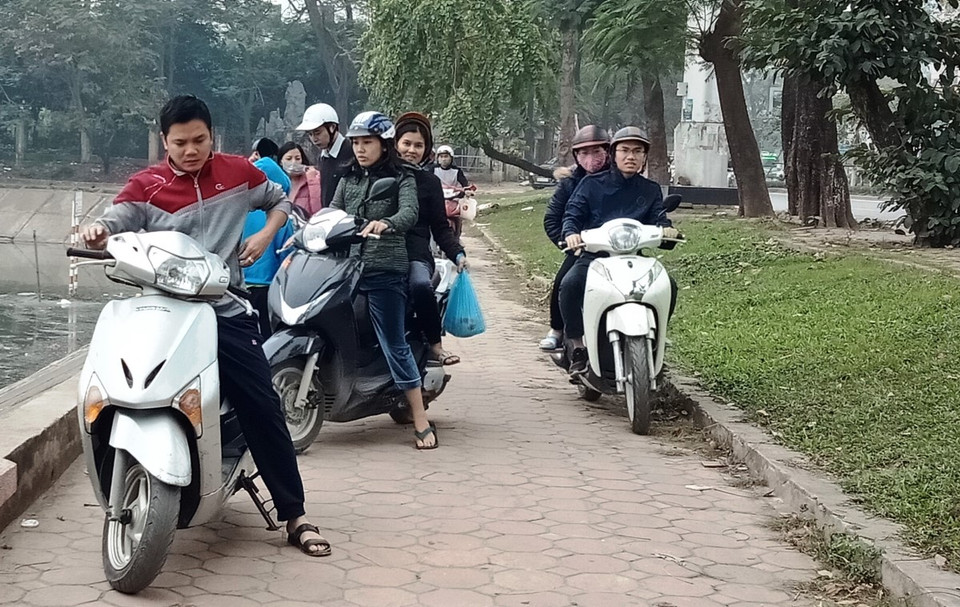 Người dân kéo đến khu vực hồ Linh Đàm thả cá chép tiễn Táo quân về trời. (Ảnh: Hùng Võ/Vietnam+)